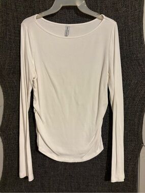 Women's White Long-Sleeve Ribbed Scoop Neck Top